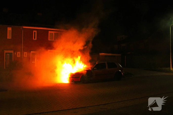 Tweetal auto's in brand gestoken