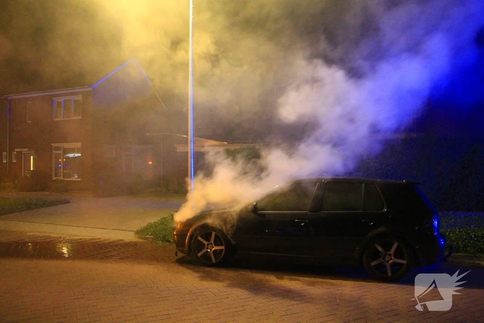 Tweetal auto's in brand gestoken