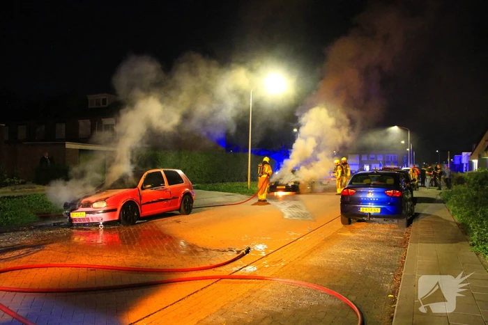 Tweetal auto's in brand gestoken