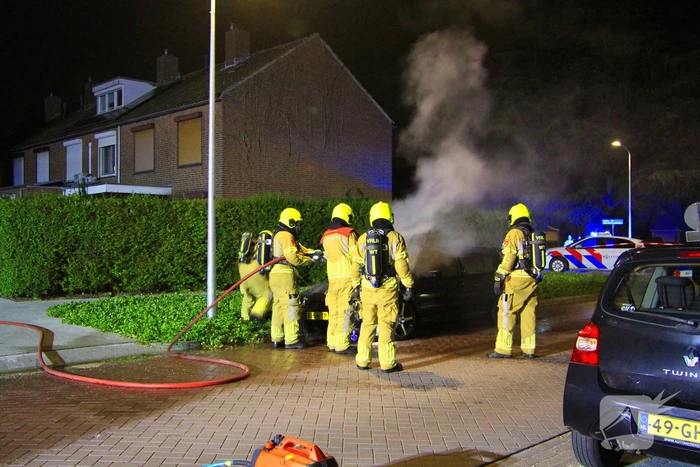 Tweetal auto's in brand gestoken