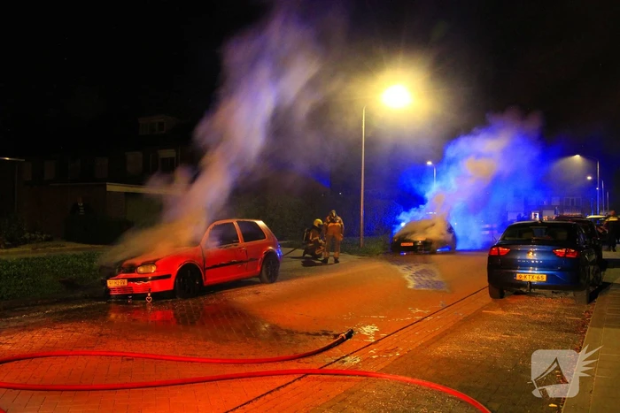 Tweetal auto's in brand gestoken