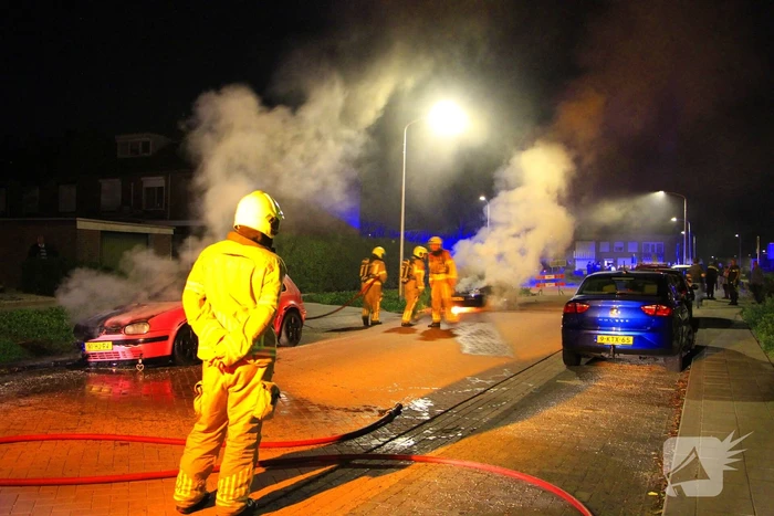 Tweetal auto's in brand gestoken
