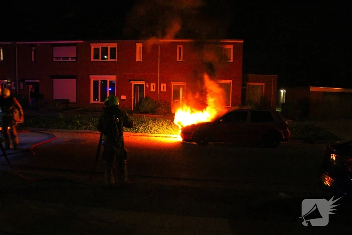 Tweetal auto's in brand gestoken