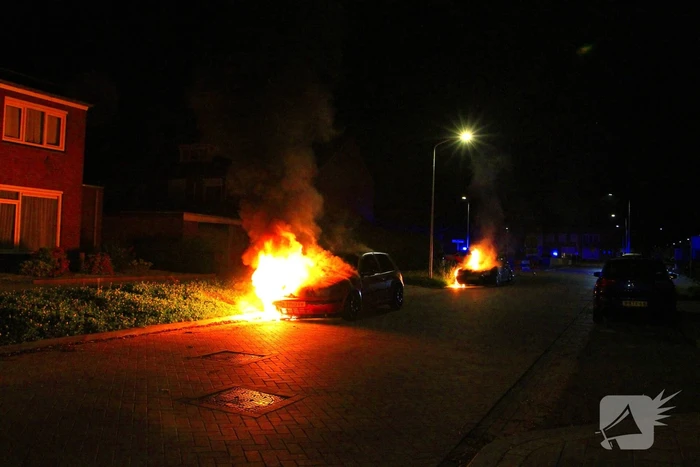 Tweetal auto's in brand gestoken