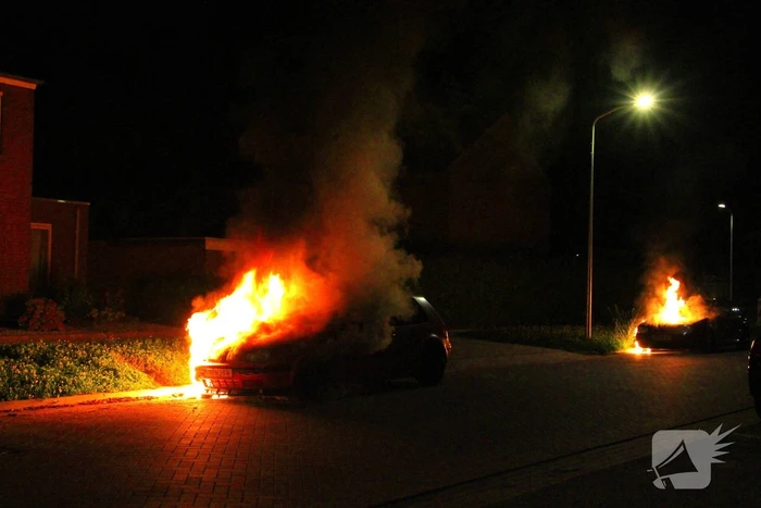 Tweetal auto's in brand gestoken