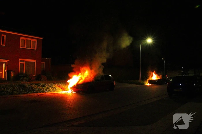 Tweetal auto's in brand gestoken
