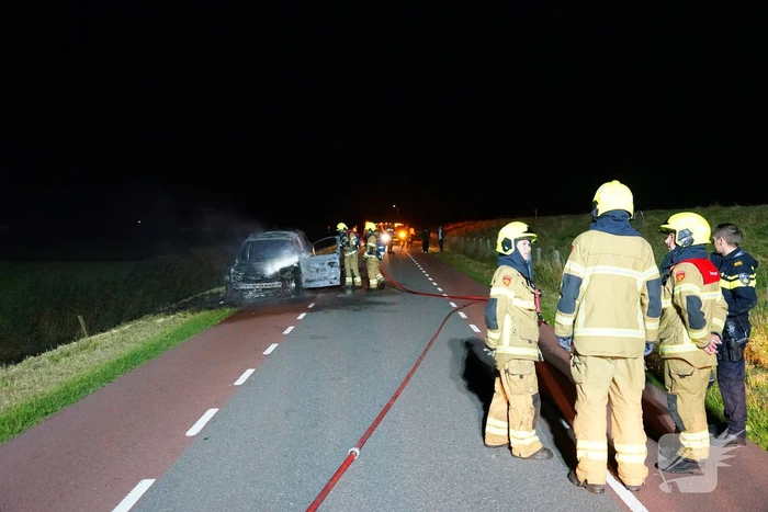 Auto brandt volledig uit