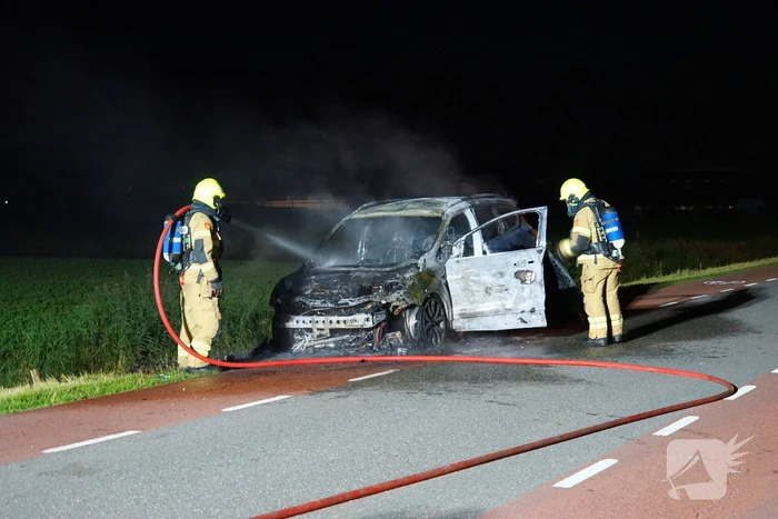 Auto brandt volledig uit