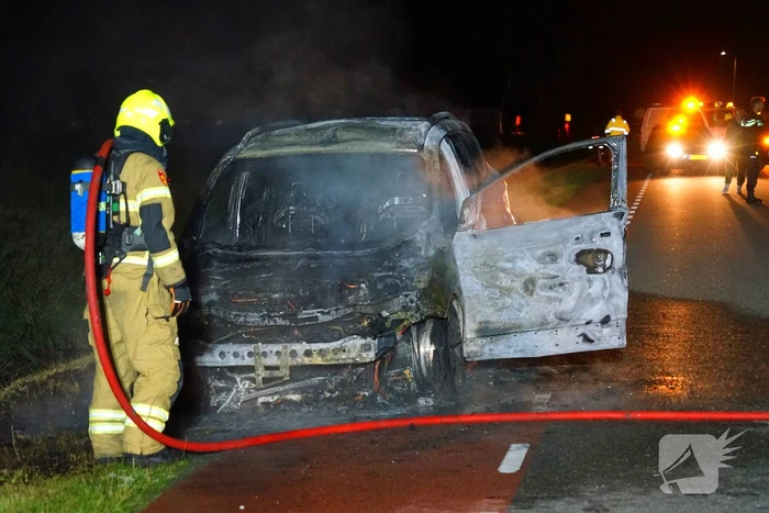 Auto brandt volledig uit