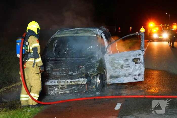 Auto brandt volledig uit