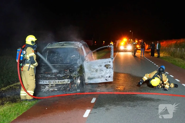 Auto brandt volledig uit