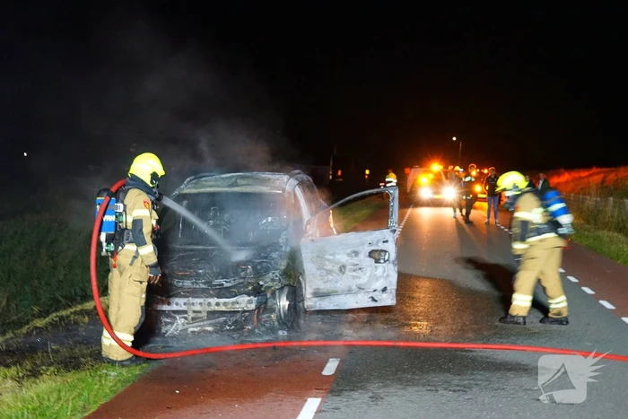 Auto brandt volledig uit