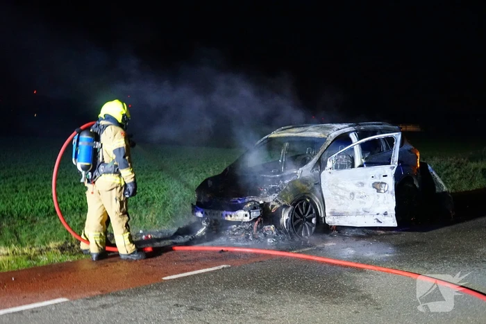 Auto brandt volledig uit