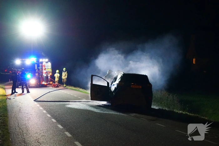Auto brandt volledig uit