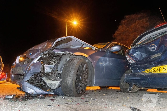 Auto veroorzaakt kettingreactie bij nachtelijk ongeval