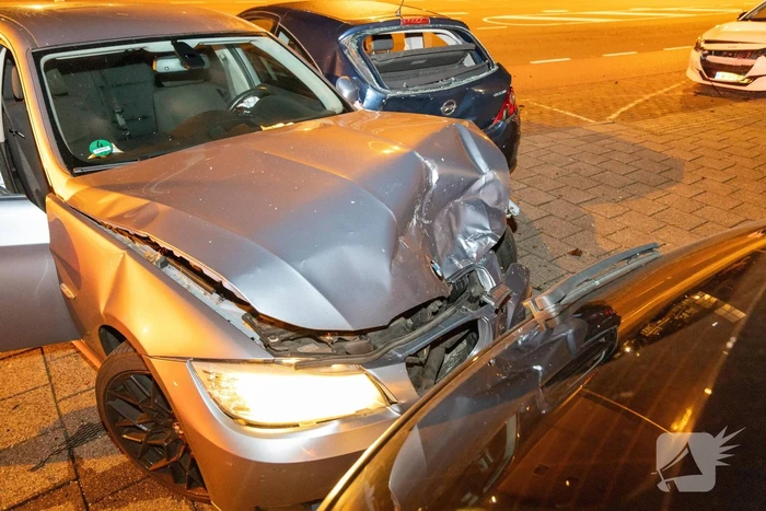 Auto veroorzaakt kettingreactie bij nachtelijk ongeval