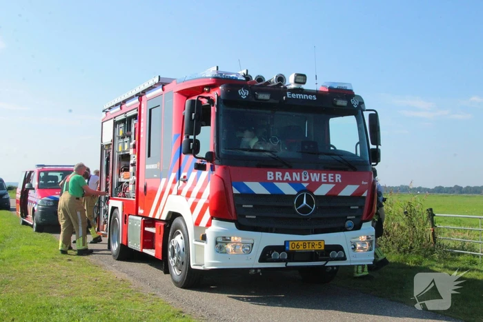 Brandweer haalt Stier uit sloot