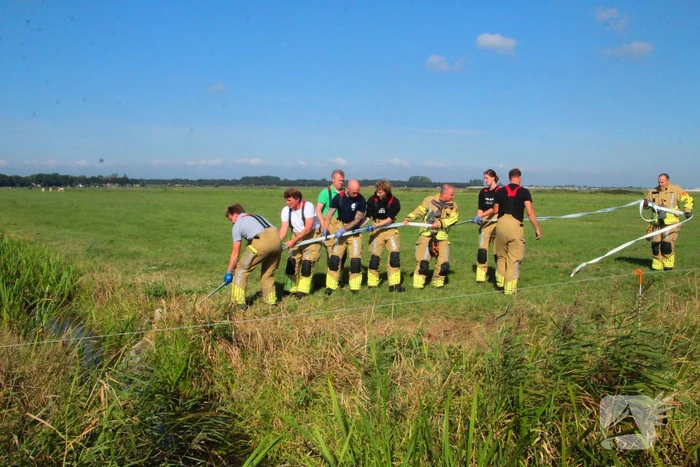 Brandweer haalt Stier uit sloot