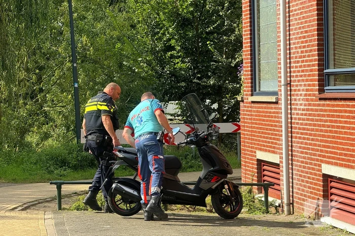 Scooterrijder gaat hard onderuit in bocht