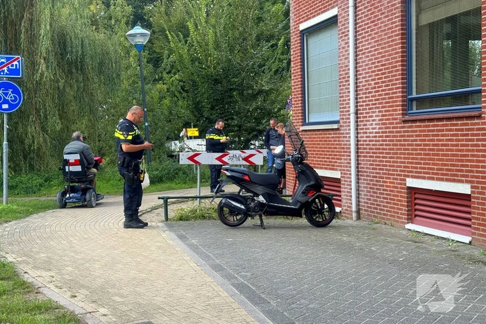 Scooterrijder gaat hard onderuit in bocht