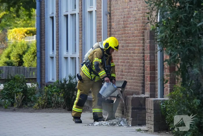 Brand bij school met emmers geblust door brandweer