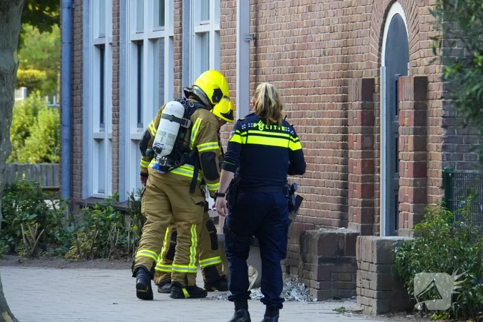 Brand bij school met emmers geblust door brandweer