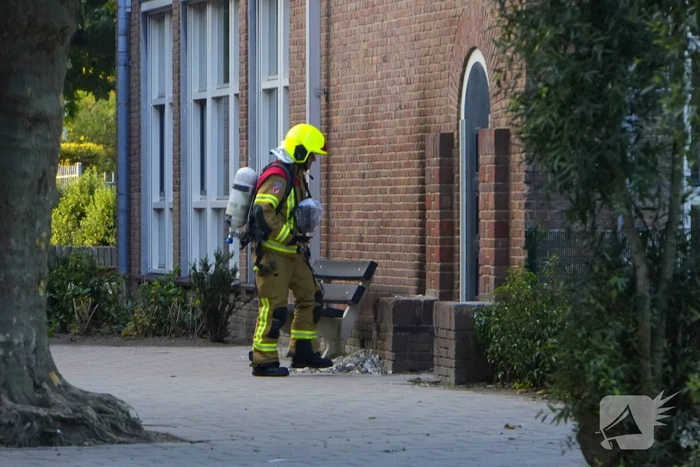 Brand bij school met emmers geblust door brandweer