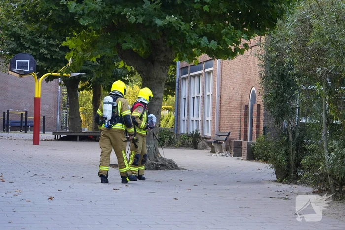 Brand bij school met emmers geblust door brandweer