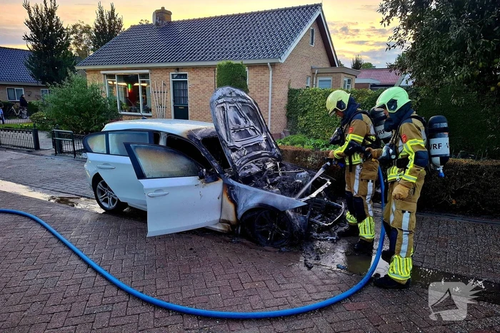 Brandweer blust brandende personenauto