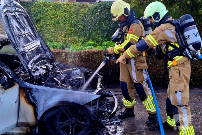 Brandweer blust brandende personenauto