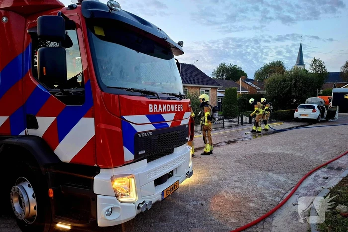 Brandweer blust brandende personenauto