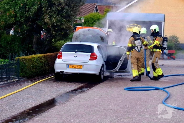 Brandweer blust brandende personenauto