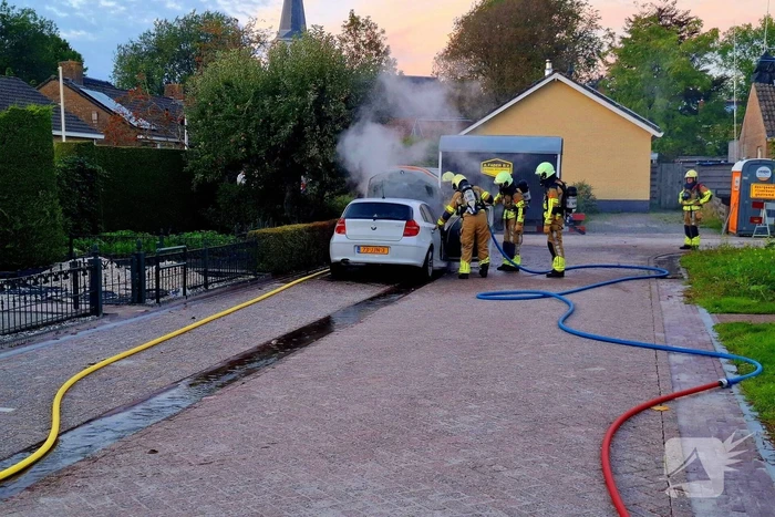 Brandweer blust brandende personenauto