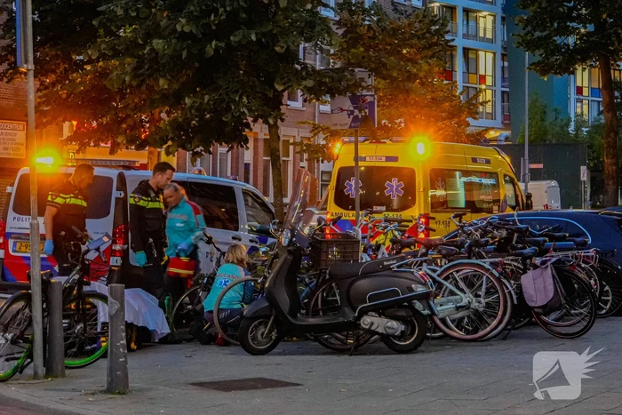 Maaltijdbezorger op fiets Aangereden door automobilist