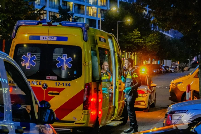 Maaltijdbezorger op fiets Aangereden door automobilist