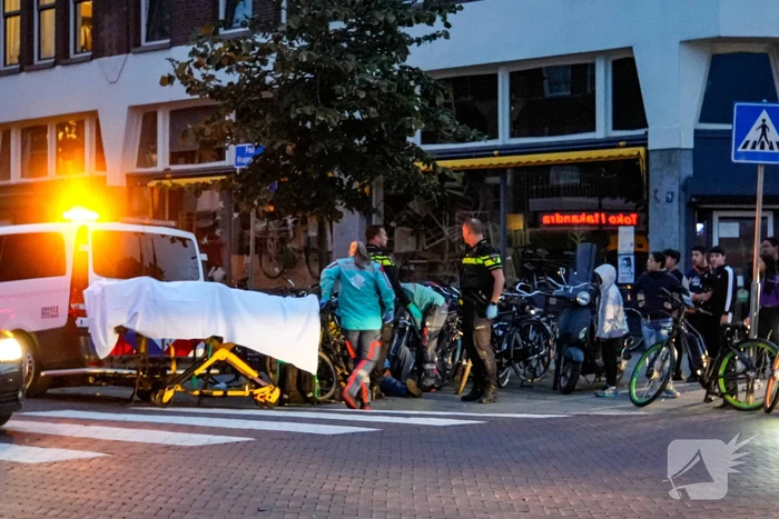 Maaltijdbezorger op fiets Aangereden door automobilist