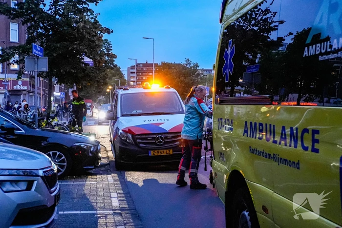 Maaltijdbezorger op fiets Aangereden door automobilist