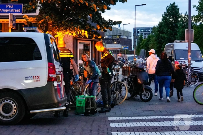 Maaltijdbezorger op fiets Aangereden door automobilist