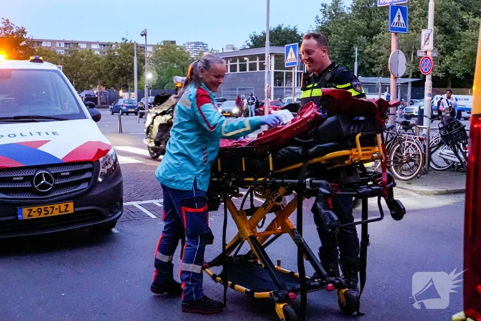 Maaltijdbezorger op fiets Aangereden door automobilist