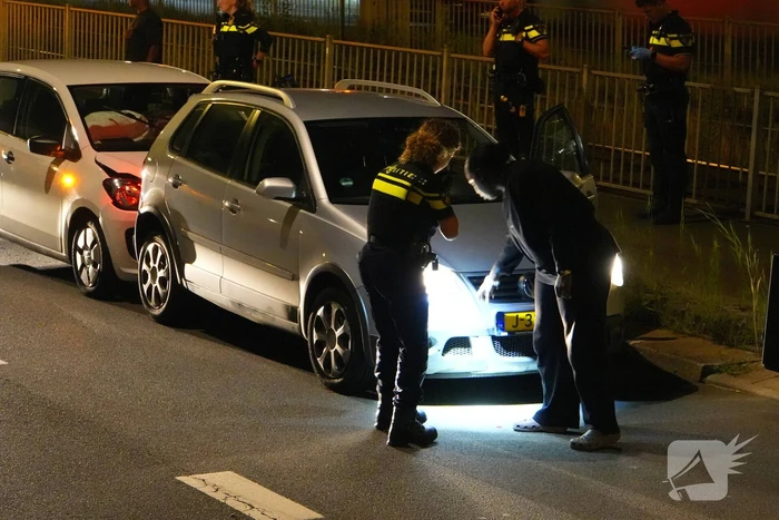 Twee voertuigen botsen achterop elkaar