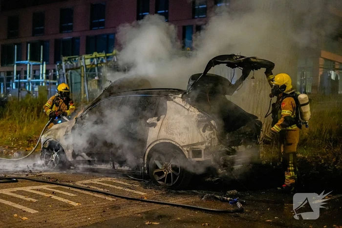 Geparkeerde auto brandt volledig af