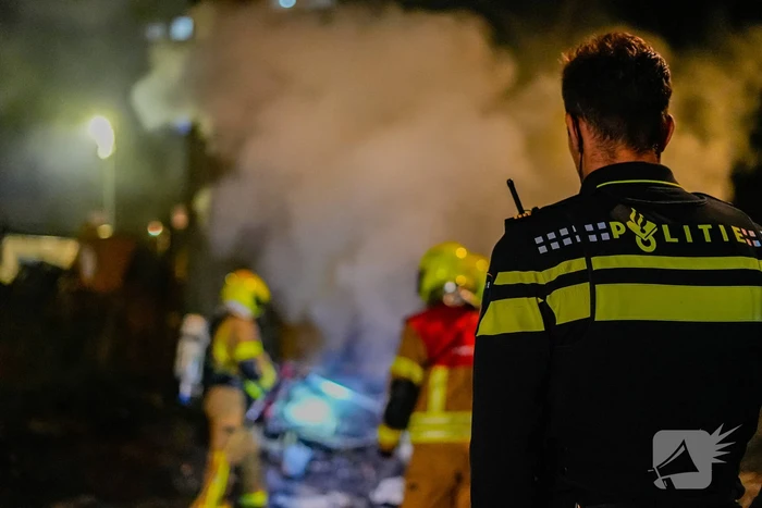 Geparkeerde auto brandt volledig af