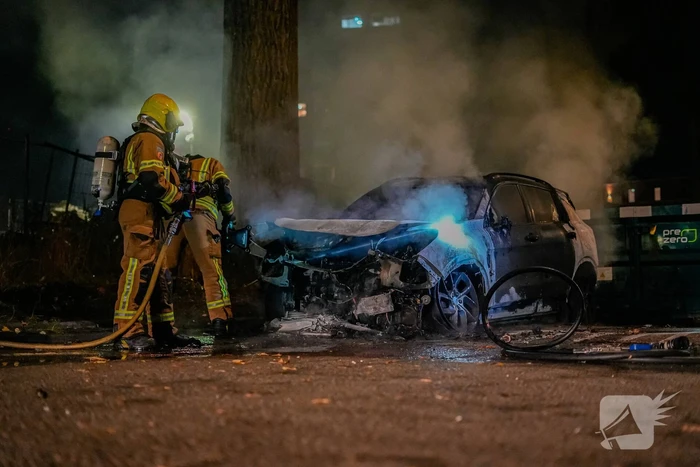 Geparkeerde auto brandt volledig af