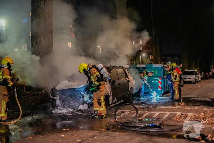 Geparkeerde auto brandt volledig af