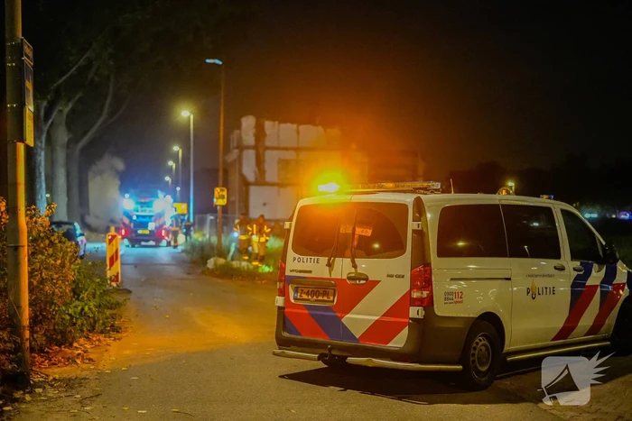 Geparkeerde auto brandt volledig af