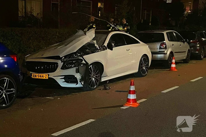 Auto zwaar beschadigd na explosie