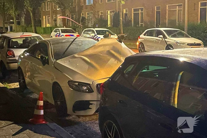Auto zwaar beschadigd na explosie
