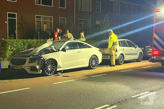 Auto zwaar beschadigd na explosie