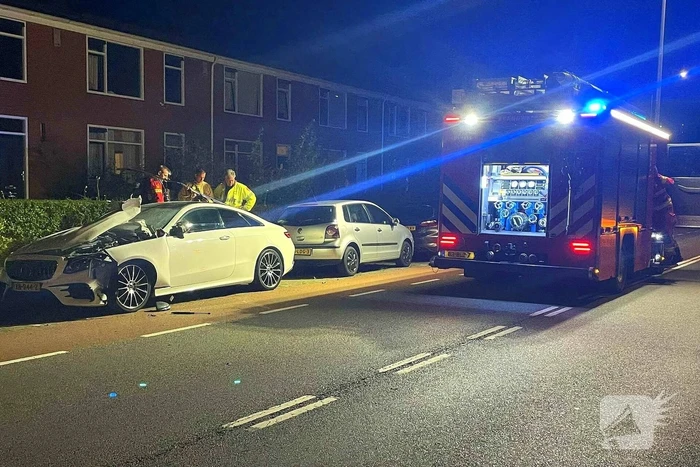 Auto zwaar beschadigd na explosie