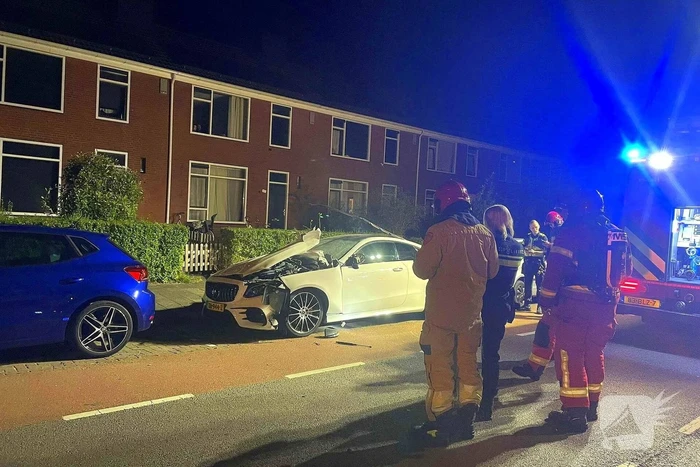 Auto zwaar beschadigd na explosie